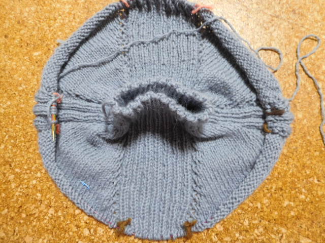 ネックから編むセーター 編みかけ – 毛糸靴下同好会